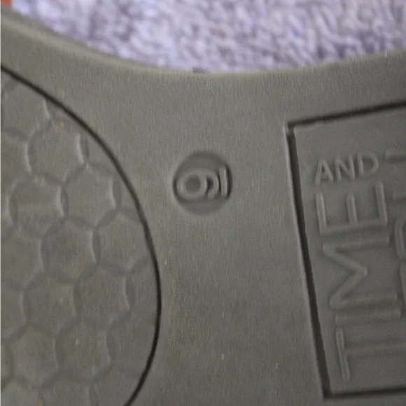 Time and Tru Size 9 Women’s Brown Sandals with Crisscross Straps and Ankle Strap - Picture 6 of 7